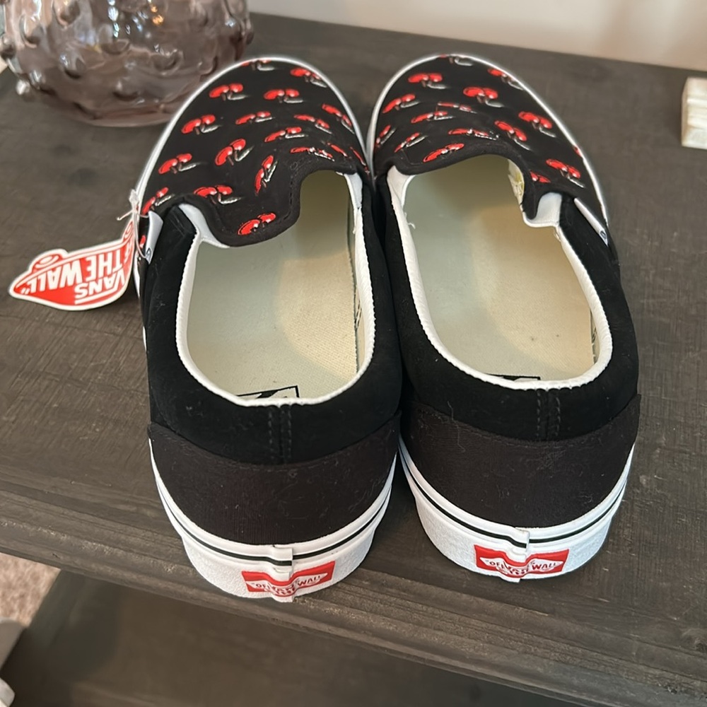 NWT Men’s Cherry Vans (size 11) - Picture 5 of 9